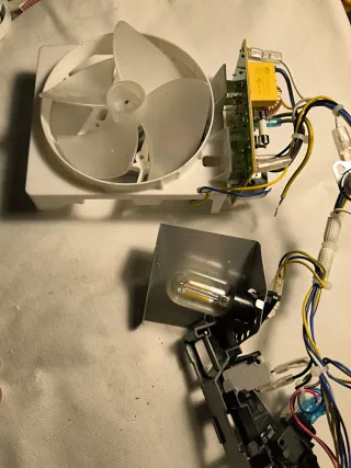 Ventilador y componentes microondas