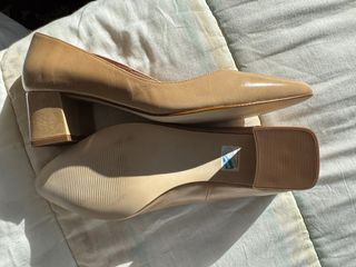 Zapatos de vestir tacón bajo beige Gloria Ortiz