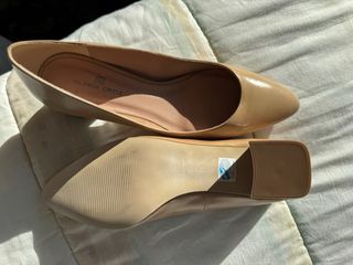 Zapatos de vestir tacón bajo beige Gloria Ortiz