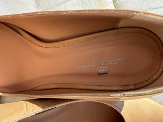 Zapatos de vestir tacón bajo beige Gloria Ortiz