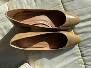 Zapatos de vestir tacón bajo beige Gloria Ortiz
