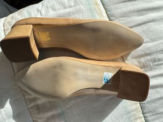 Zapatos de vestir tacón bajo beige Gloria Ortiz