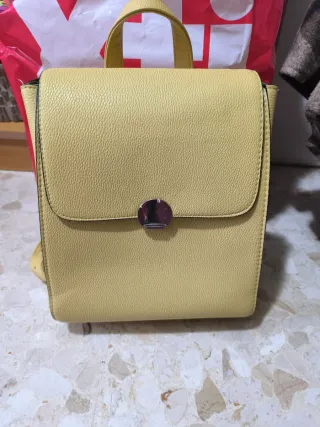 Mochila Stradivarius amarilla