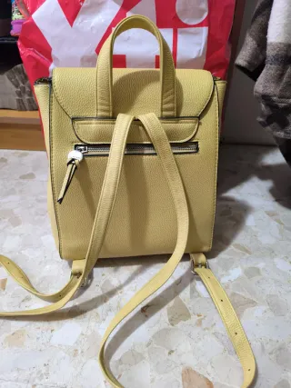 Mochila Stradivarius amarilla