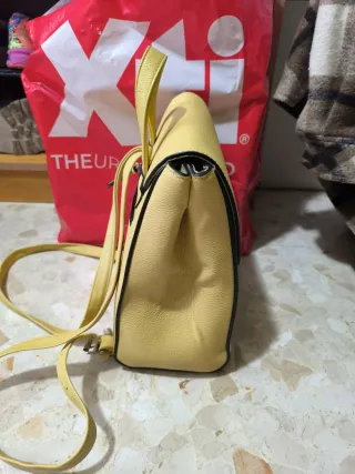 Mochila Stradivarius amarilla