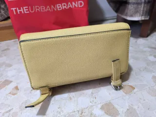 Mochila Stradivarius amarilla