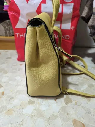 Mochila Stradivarius amarilla