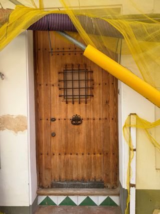 Puerta antigua de madera con reja