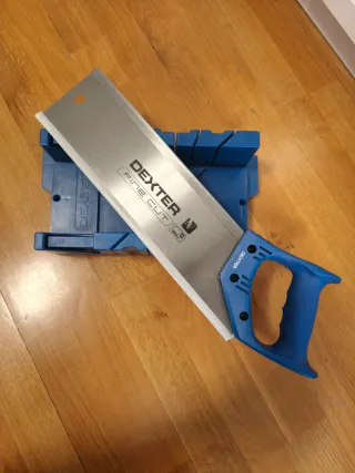 Serrucho con caja de ingletes DEXTER.