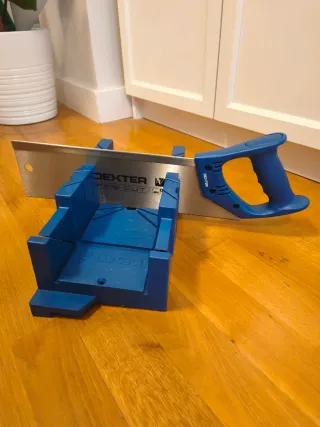 Serrucho con caja de ingletes DEXTER.