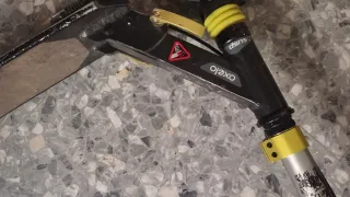 Patinete Decathlon Negro y Amarillo