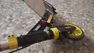 Patinete Decathlon Negro y Amarillo