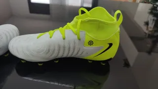 Botas de fútbol Nike Blancas y Neón