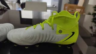 Botas de fútbol Nike Blancas y Neón
