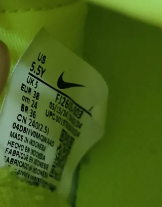 Botas de fútbol Nike Blancas y Neón