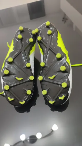 Botas de fútbol Nike Blancas y Neón