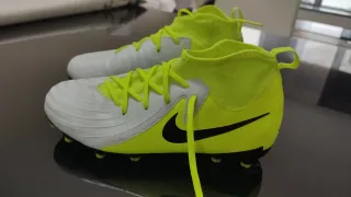 Botas de fútbol Nike Blancas y Neón