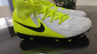 Botas de fútbol Nike Blancas y Neón