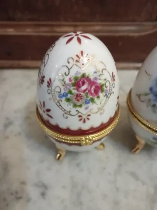 2 uovo in ceramica decorate