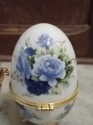 2 uovo in ceramica decorate