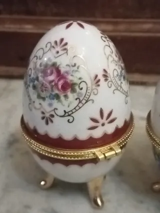 2 uovo in ceramica decorate