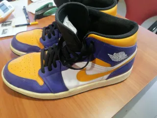 Zapatillas Air Jordan Morado y Amarillo