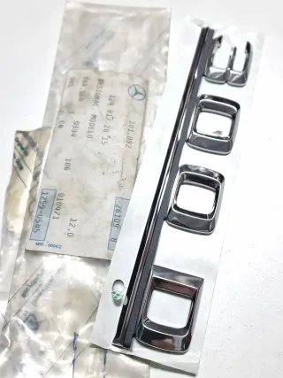 Insignia anagrama MERCEDES 300 D