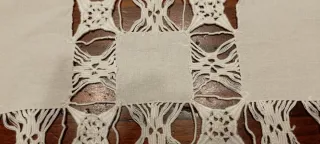 Antico centrotavola in lino con trafori