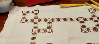 Antico centrotavola in lino con trafori