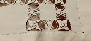 Antico centrotavola in lino con trafori