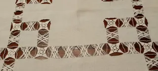 Antico centrotavola in lino con trafori