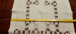 Antico centrotavola in lino con trafori