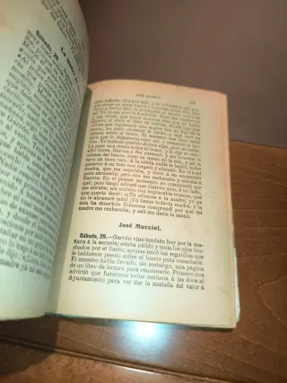 Libro antiguo ilustrado.