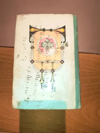 Libro antiguo ilustrado.