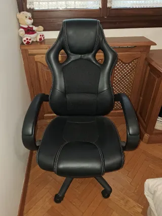 Silla de escritorio negra con ruedas