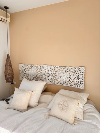 Cabecero de madera tallado blanco.