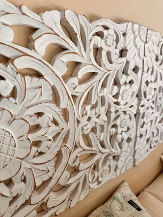 Cabecero de madera tallado blanco.