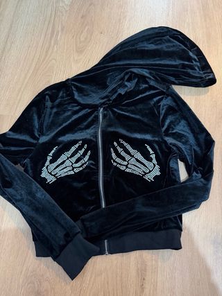 Chaqueta negra con manos de esqueleto brillantes