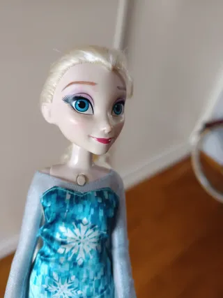 Muñeca Elsa piano y canta