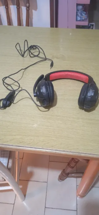 Cuffie per radio nere e rosse