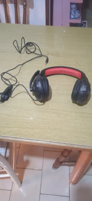 Cuffie per radio nere e rosse