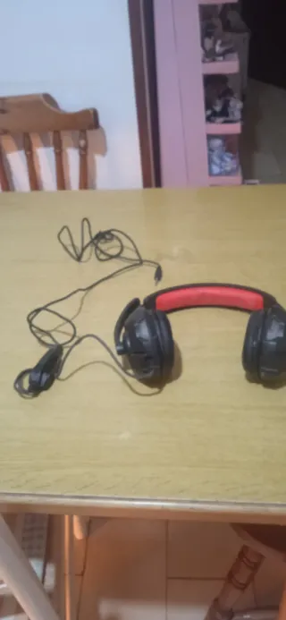 Cuffie per radio nere e rosse