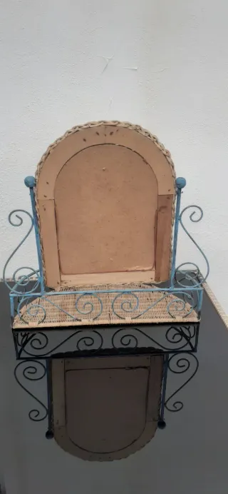 Espejo de Mimbre con Estante Metálico Azul