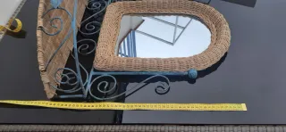 Espejo de Mimbre con Estante Metálico Azul