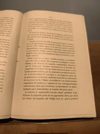 Libro antiguo sobre Augusto Comas