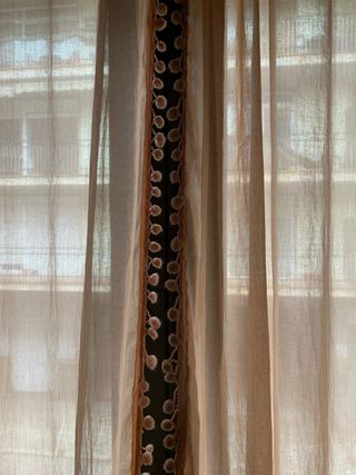 Cortinas Calma House color rosa palo muy suave.