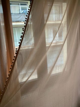 Cortinas Calma House color rosa palo muy suave.