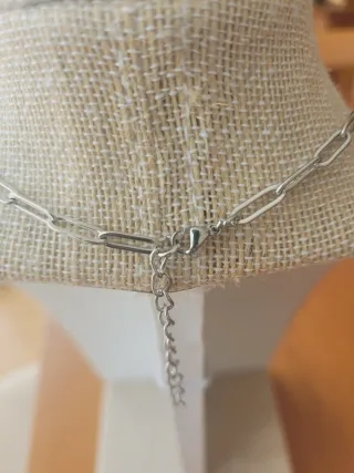 Collar cadena plateada con letra A