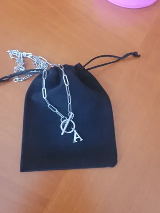 Collar cadena plateada con letra A