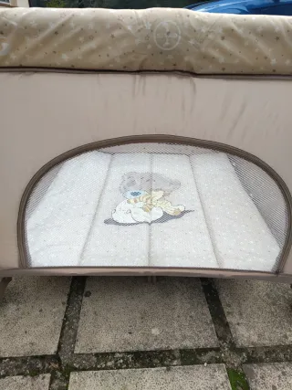 Cuna de viaje y parque infantil (con ruedas)